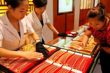 Giá vàng tăng mạnh rồi giảm nhanh