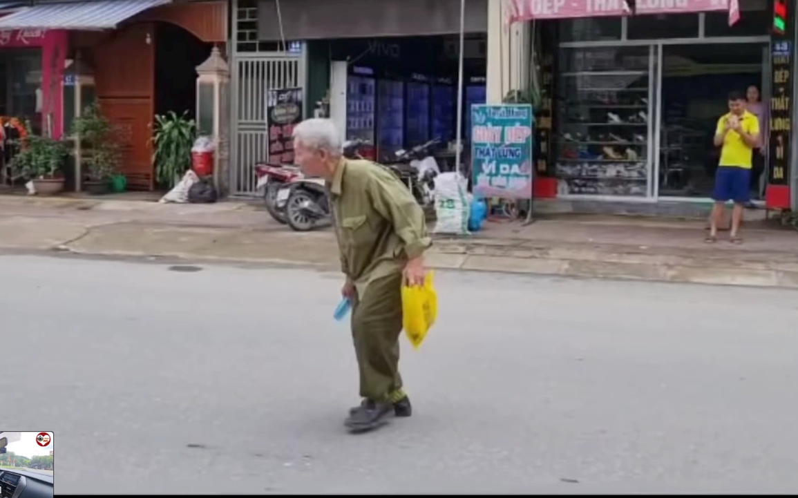 Cụ ông 83 tuổi lái ô tô bon bon trên đường, luật cho phép hay không? - 1 Cụ ông 83 tuổi lái ô tô bon bon trên đường, luật cho phép hay không? - 1
