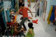 2 người đàn ông lao vào hành hung một phụ nữ