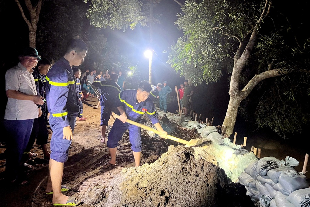 Trắng đêm gia cố, ngăn nguy cơ vỡ đê sông Hoàng do lũ lớn - 1 Trắng đêm gia cố, ngăn nguy cơ vỡ đê sông Hoàng do lũ lớn - 1