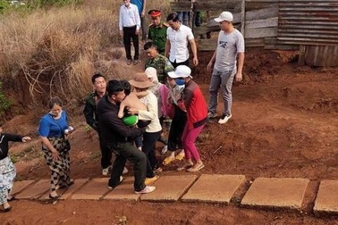 Giải cứu hai cháu bé bị bố mẹ tâm thần nhốt nhiều ngày liền