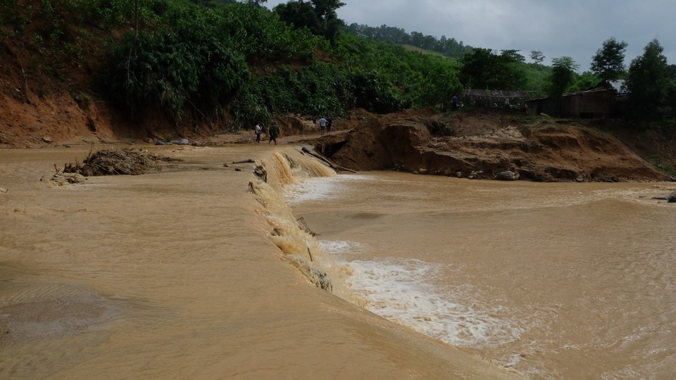 Quảng Nam đề nghị tiếp tế lương thực cho 3.000 dân bằng trực thăng - 1 Quảng Nam đề nghị tiếp tế lương thực cho 3.000 dân bằng trực thăng - 1