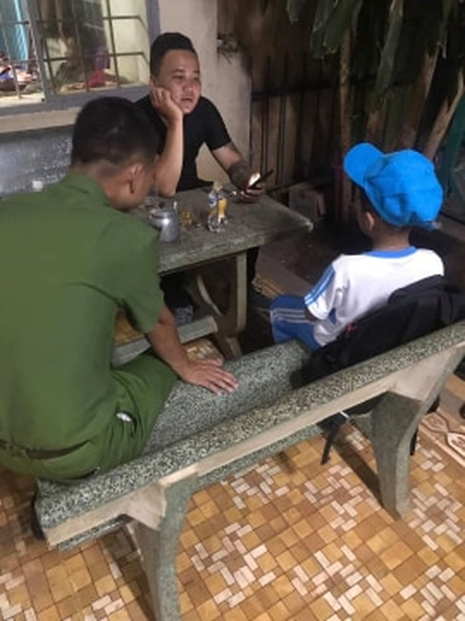 Học sinh lớp 2 trốn khỏi trường, đi bộ cả chục km để về nhà vì nhớ bố - 3 Học sinh lớp 2 trốn khỏi trường, đi bộ cả chục km để về nhà vì nhớ bố - 3