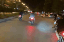 Chạy xe tốc độ cao, đánh võng "khiêu khích" trước đầu xe cảnh sát