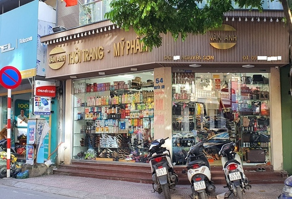 Sau lệnh “siết” hàng xách tay, bất ngờ với cảnh tượng tại phố Nguyễn Sơn - 5 Sau lệnh “siết” hàng xách tay, bất ngờ với cảnh tượng tại phố Nguyễn Sơn - 5