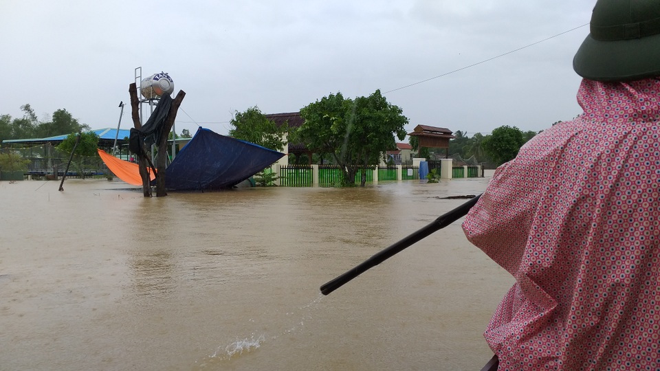 Đà Nẵng: Nhiều nơi vẫn ngập nặng, đã di dời hơn 2.500 người dân - 10 Đà Nẵng: Nhiều nơi vẫn ngập nặng, đã di dời hơn 2.500 người dân - 10
