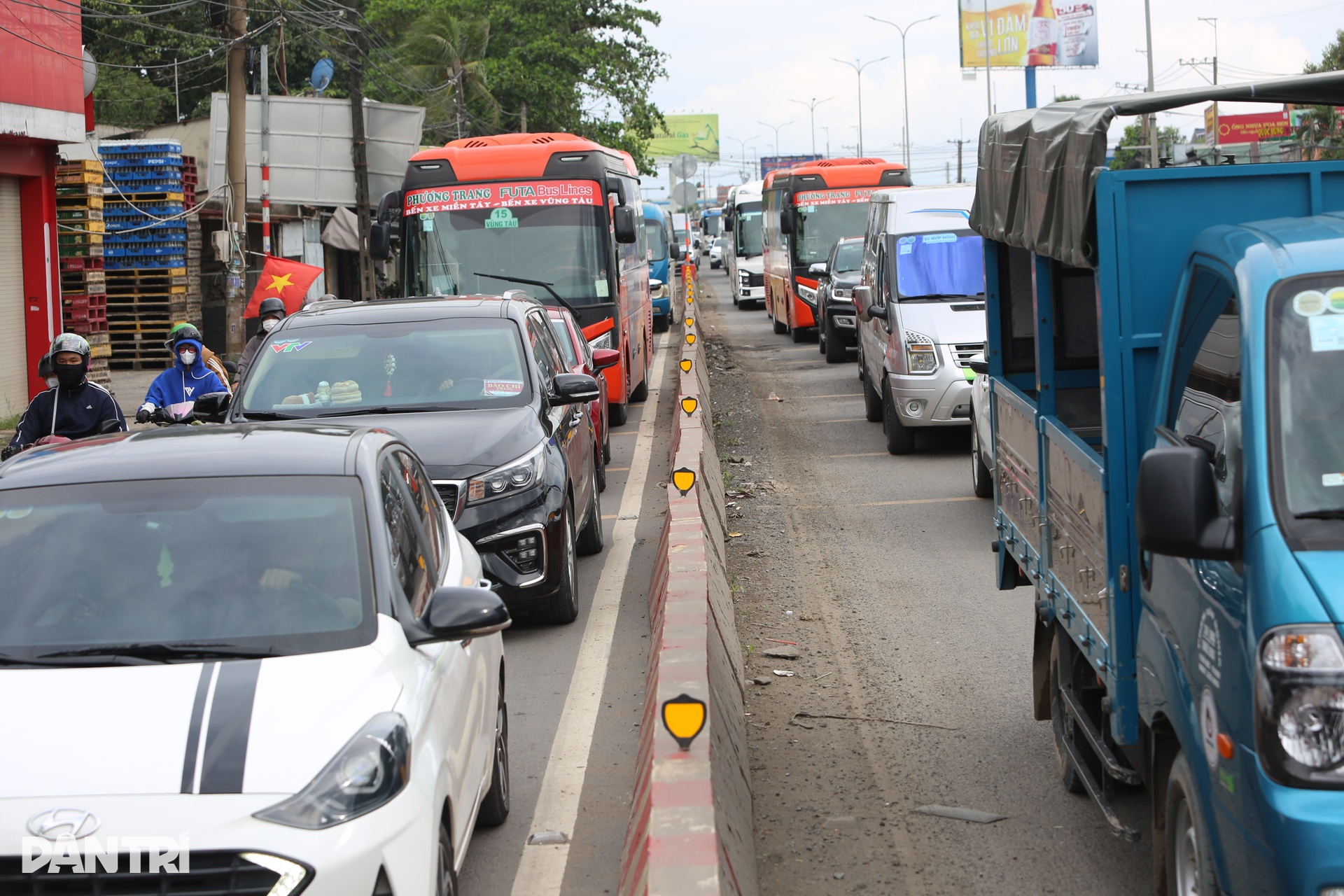 Người dân quay lại TPHCM sớm, quốc lộ 51 ùn tắc kéo dài - 11 Người dân quay lại TPHCM sớm, quốc lộ 51 ùn tắc kéo dài - 11