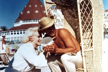 Những khoảnh khắc đáng yêu đến “tan chảy” của các sao trong hậu trường