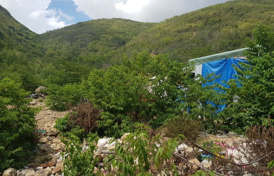 Hàng trăm căn nhà tạm sát chân núi nguy cơ bị vùi lấp - 10 Hàng trăm căn nhà tạm sát chân núi nguy cơ bị vùi lấp - 10