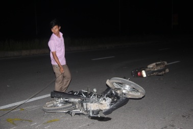 Xe máy đâm nhau trực diện trong đêm, 3 người nguy kịch
