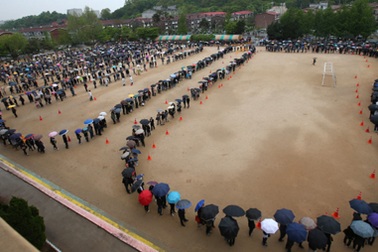 Hàn Quốc thừa nhận mới tìm kiếm được nửa số phòng trong phà chìm