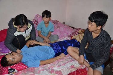 Xót xa cảnh người cha liệt tứ chi, 2 đứa con nguy cơ bỏ học giữa chừng