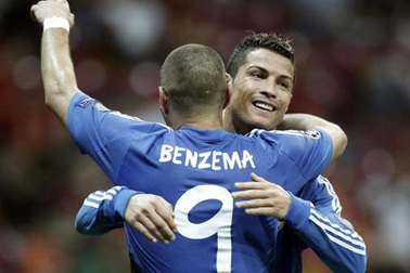 C.Ronaldo vượt mặt Messi về thành tích ghi bàn tại Champions League