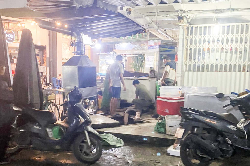 Người đàn ông ở TPHCM tử vong sau khi xuống hố ga chung cư vớt rác - 1 Người đàn ông ở TPHCM tử vong sau khi xuống hố ga chung cư vớt rác - 1