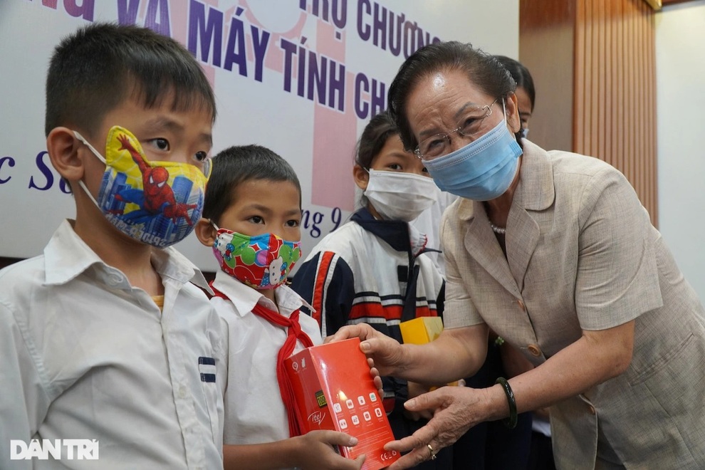 Trao 100 triệu đồng giúp đỡ học sinh nghèo mua máy tính học trực tuyến - 1 Trao 100 triệu đồng giúp đỡ học sinh nghèo mua máy tính học trực tuyến - 1