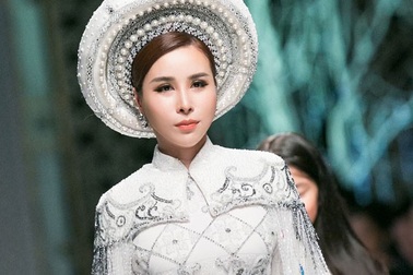 Hoa hậu Hoàng Dung gây ấn tượng trên sàn catwalk