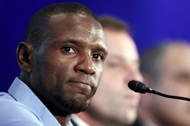 Eric Abidal tố cáo Barcelona quỵt tiền lương