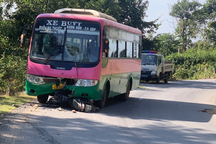 Hai bố con tử vong sau va chạm với xe buýt