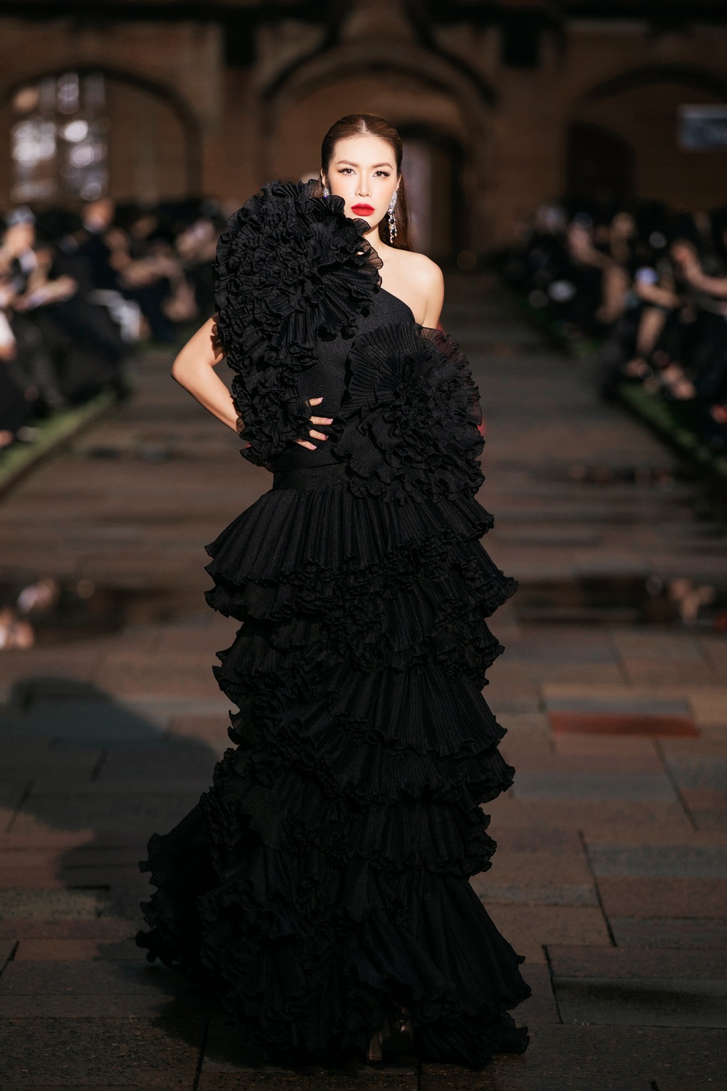 Thanh Hằng diện đầm nặng hơn 15kg, hôn má Đỗ Mạnh Cường kết show - 7