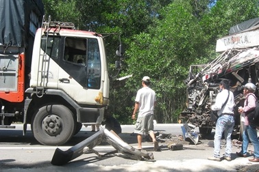 Đâm liên tiếp 2 xe tải, tài xế mắc kẹt trong cabin