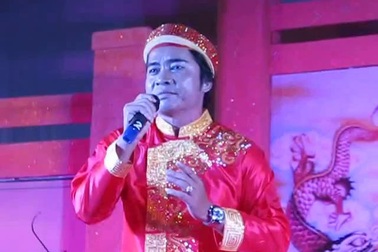 Video: Các nghệ sĩ thể hiện một bản hát cải lương.