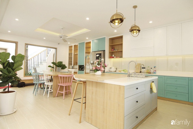 Nhà phố nằm giữa khu sầm uất vẫn có không gian riêng hiện đại, màu sắc sinh động kết hợp những mảng xanh thiên nhiên ở Củ Chi - Ảnh 2. Nhà phố nằm giữa khu sầm uất vẫn có không gian riêng hiện đại, màu sắc sinh động kết hợp những mảng xanh thiên nhiên ở Củ Chi - Ảnh 2.