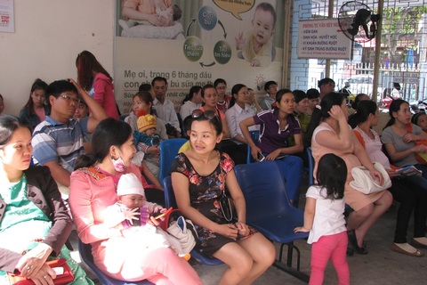 Đà Nẵng: Gia tăng trẻ đến tiêm phòng vắc xin dịch vụ sau Tết