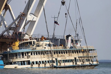 Trục vớt xong tàu chìm trên sông Volga, tìm thấy thêm 2 thi thể