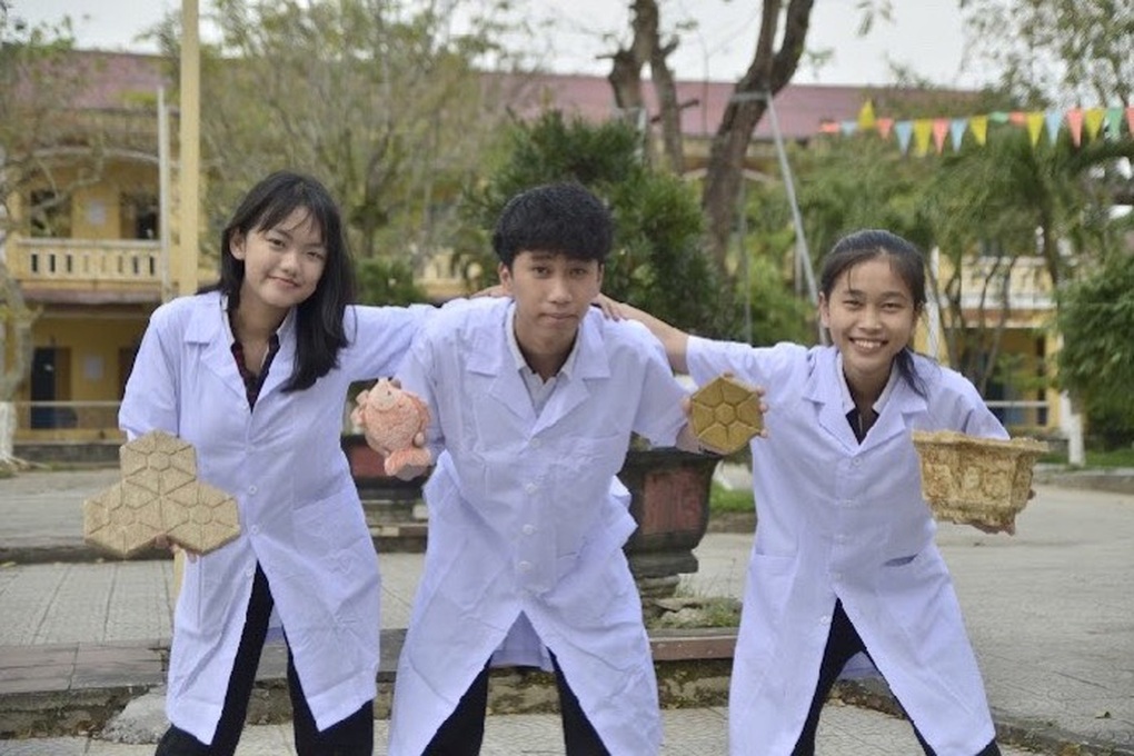 Nhóm học sinh Huế chế tạo gốm không nung từ phế phẩm nông nghiệp - 1 Nhóm học sinh Huế chế tạo gốm không nung từ phế phẩm nông nghiệp - 1