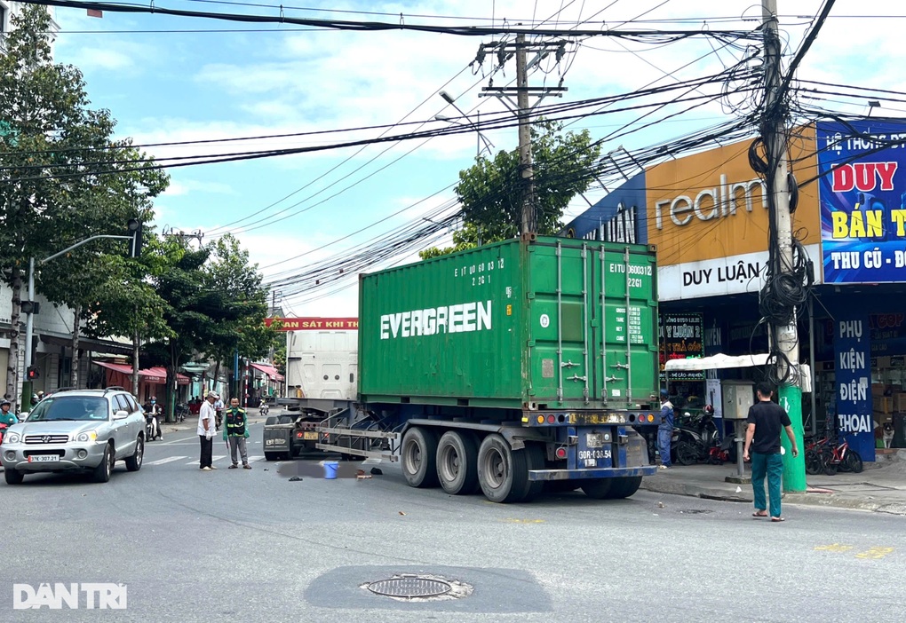 Ô tô đầu kéo container tông xe đạp điện, một người thiệt mạng ở Bình Dương - 1 Ô tô đầu kéo container tông xe đạp điện, một người thiệt mạng ở Bình Dương - 1