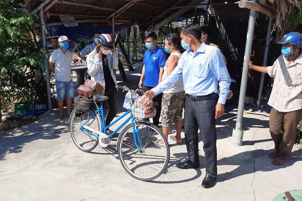 Nam thanh niên đi bộ về quê được người dân giúp đỡ xe đạp, thực phẩm - 3 Nam thanh niên đi bộ về quê được người dân giúp đỡ xe đạp, thực phẩm - 3