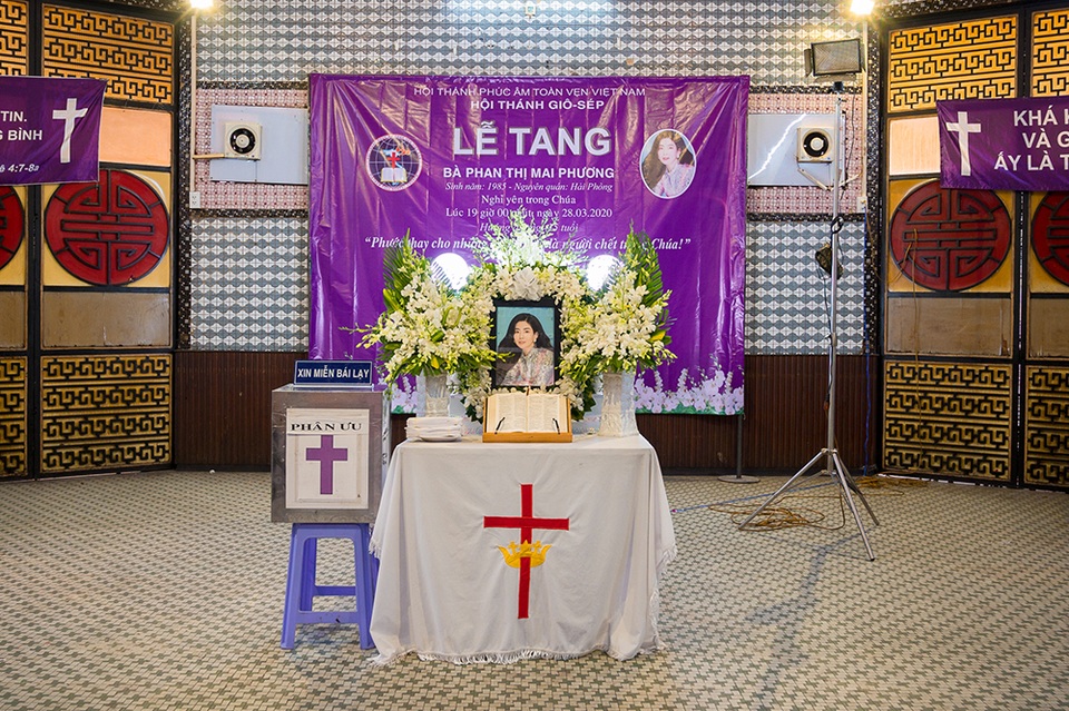 Đồng nghiệp lặng lẽ đến viếng Mai Phương - 1 Đồng nghiệp lặng lẽ đến viếng Mai Phương - 1