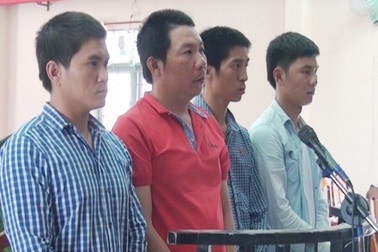 Ngồi tù vì tội tông xe vào công an để lấy lại 1.200 gói thuốc lá lậu