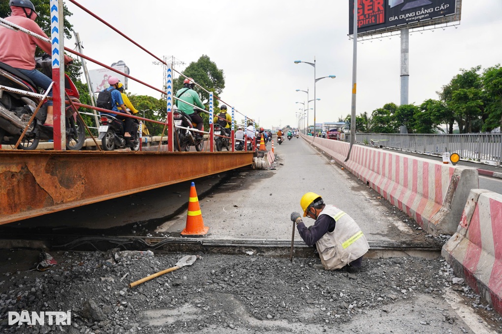 Nhịp cầu Bình Triệu 1 bắt đầu tách khỏi đầu mố - 1