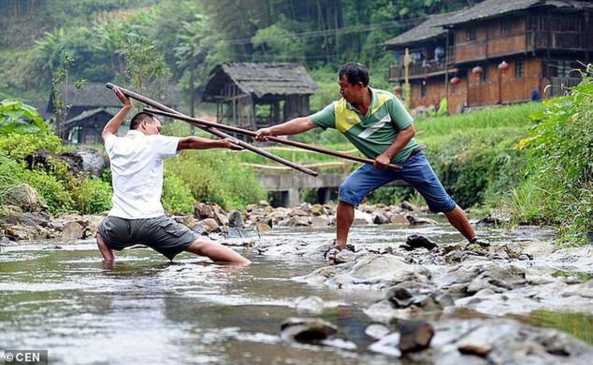 Đến nơi từ bà bán hoa quả cho tới người nuôi gà đều là bậc thầy võ thuật - 1 Đến nơi từ bà bán hoa quả cho tới người nuôi gà đều là bậc thầy võ thuật - 1