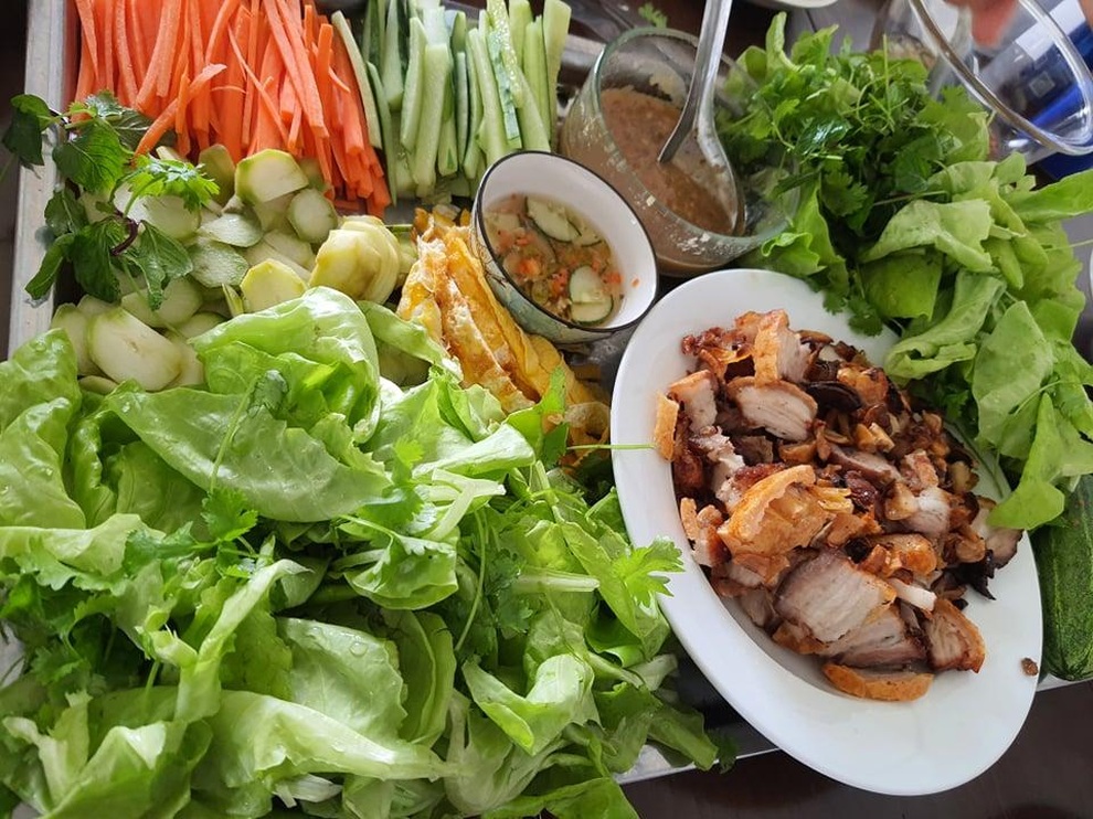 Mẹ bỉm sữa tại Hà Nội xin ve chai biến 3 m2 thành vườn treo xanh mướt - 11 Mẹ bỉm sữa tại Hà Nội xin ve chai biến 3 m2 thành vườn treo xanh mướt - 11
