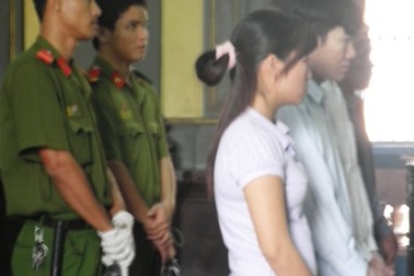 Giết chủ nhà trọ vì dám nhìn mình trong lúc hôn bạn gái