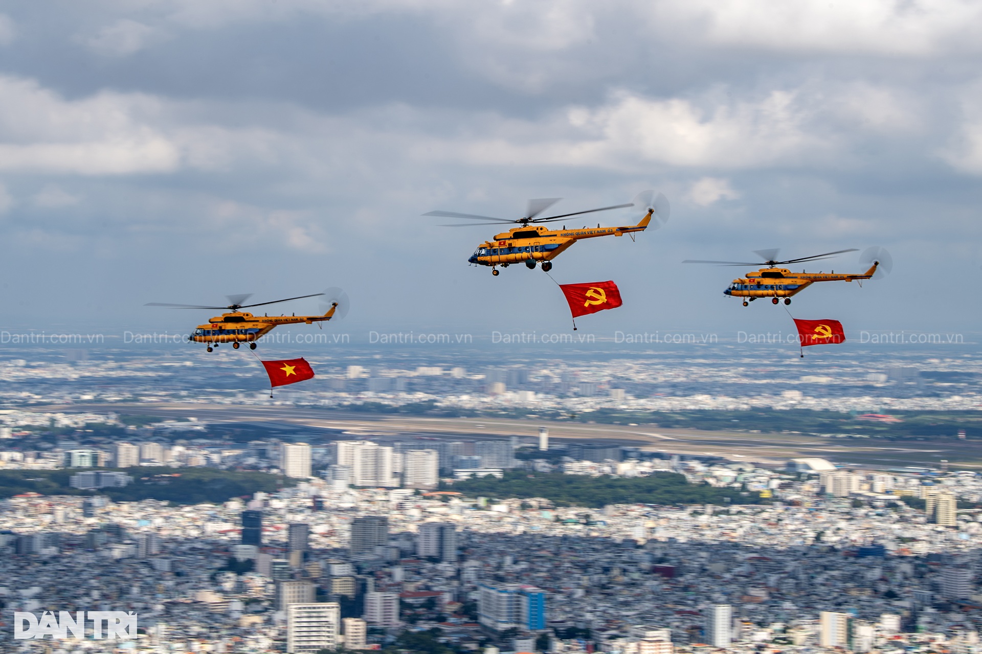 Rực rỡ và kiêu hùng màn biểu diễn bắn đạn nhiễu của hổ mang chúa SU-30MK2 - 2 Rực rỡ và kiêu hùng màn biểu diễn bắn đạn nhiễu của hổ mang chúa SU-30MK2 - 2
