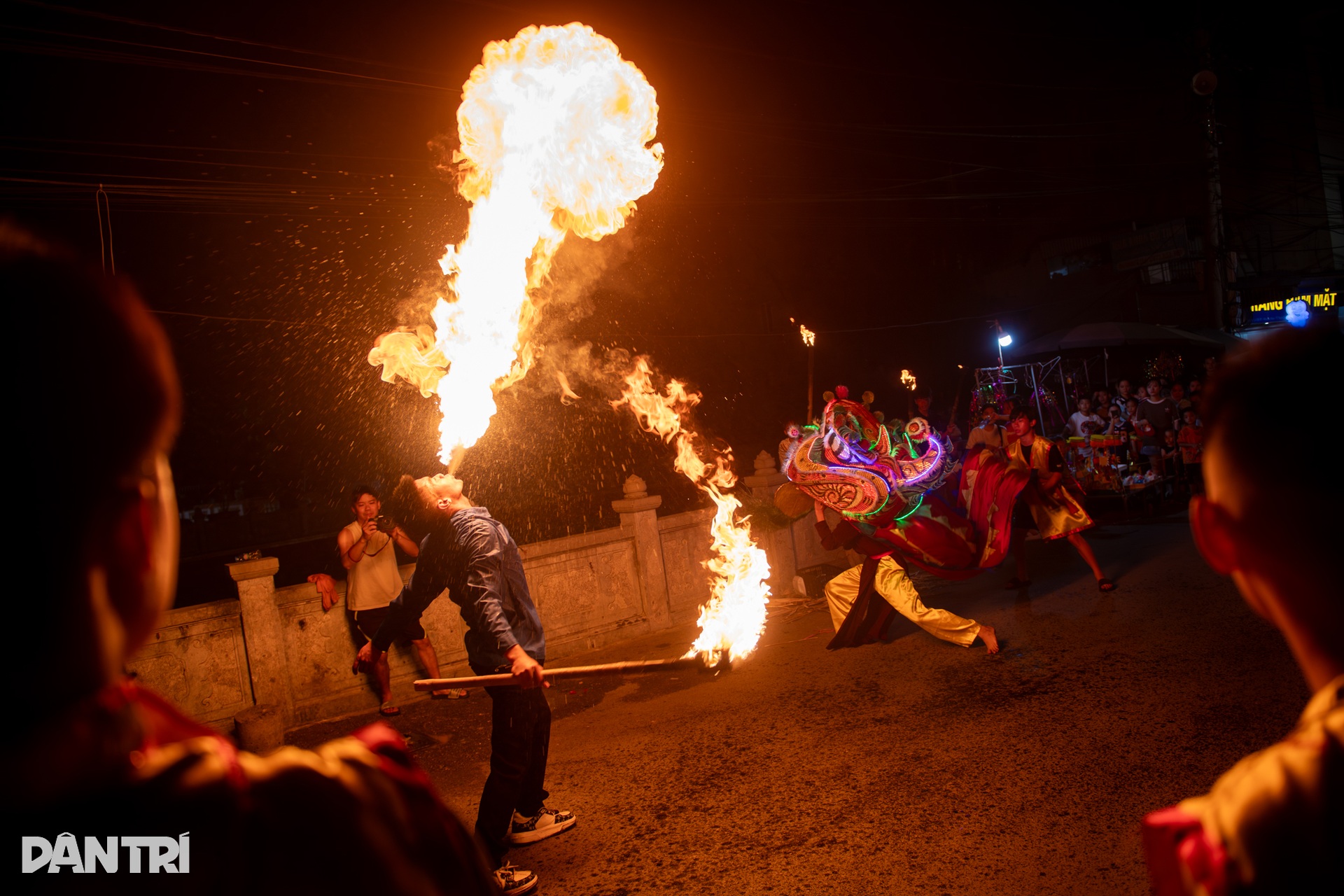 Hà Nội: Thanh niên thôn múa lân thổi lửa vui Tết Trung thu - 7 Hà Nội: Thanh niên thôn múa lân thổi lửa vui Tết Trung thu - 7