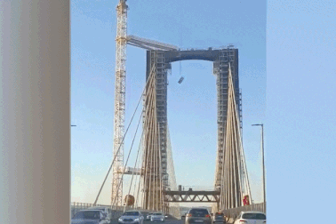 Buồng vệ sinh rơi xuống cao tốc, nhiều người thoát chết trong gang tấc