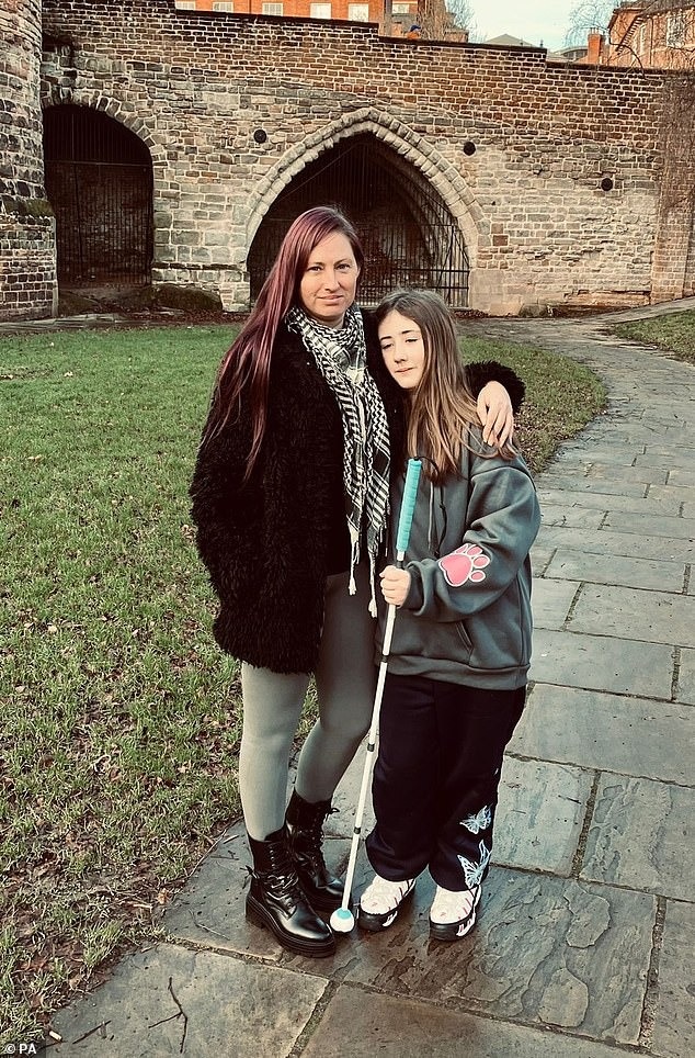 De levenswil van een studente die op 12-jarige leeftijd geleidelijk haar gezichtsvermogen verloor Nghị lực sống của nữ sinh mất dần thị lực ở tuổi 12 - 1