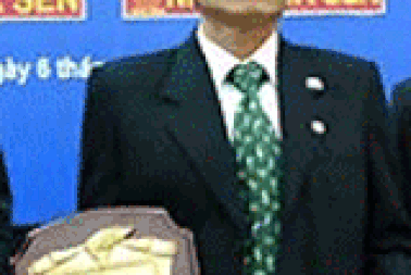 “Ngồi nhầm” sới bạc, trọng tài Dương Văn Hiền vẫn đoạt Còi vàng 2008