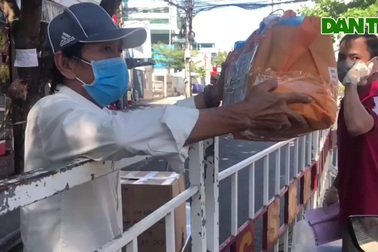 Ba người tình nguyện vận chuyển hàng ở khu vực phong toả tại Đà Nẵng