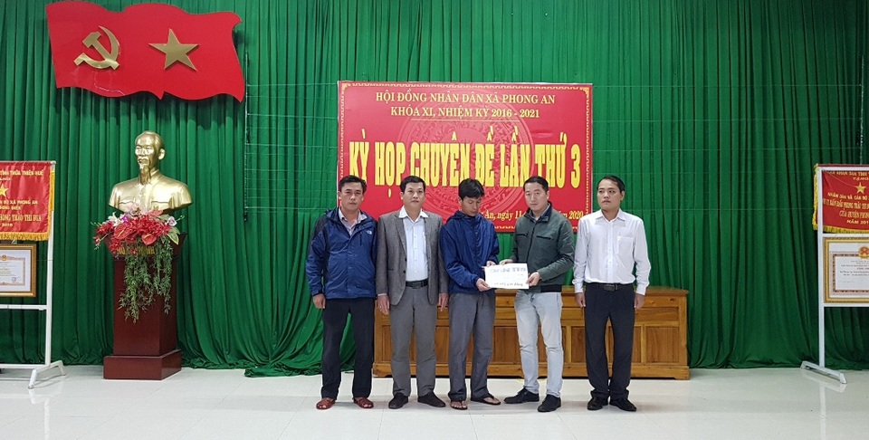Gia đình sản phụ bị lũ cuốn tử vong được bạn đọc giúp đỡ 500 triệu đồng - 4 Gia đình sản phụ bị lũ cuốn tử vong được bạn đọc giúp đỡ 500 triệu đồng - 4