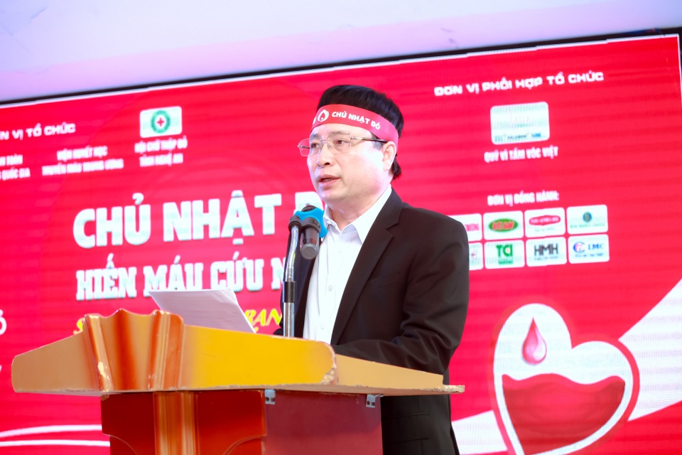 Hàng ngàn người phải đo thân nhiệt trong ngày Chủ nhật đỏ tại Vinh - 4 Hàng ngàn người phải đo thân nhiệt trong ngày Chủ nhật đỏ tại Vinh - 4