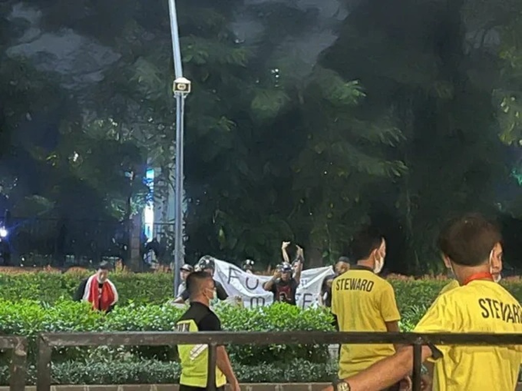 Lo ngại CĐV Indonesia quá khích, Ban tổ chức khuyên U19 Việt Nam bỏ tập - 1 Lo ngại CĐV Indonesia quá khích, Ban tổ chức khuyên U19 Việt Nam bỏ tập - 1