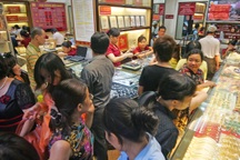 USD vượt mốc 22.700 VND, giá vàng biến động bất thường