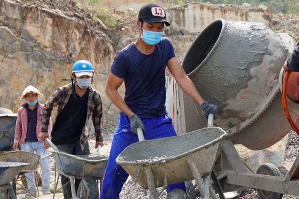 Hướng dẫn viên du lịch mướt mồ hôi ở... công trình xây dựng - 1 Hướng dẫn viên du lịch mướt mồ hôi ở... công trình xây dựng - 1
