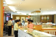 Tỷ giá trung tâm tăng tiếp, vàng SJC rẻ hơn thế giới