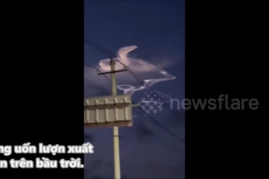 Đám mây hình con rắn xuất hiện trên bầu trời khiến nhiều người xôn xao
